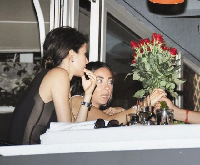 Kenan Doğulu, yemeğe çıkardığı sevgilisi Beren Saat'i güllere boğdu.