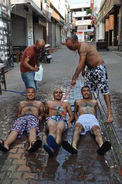 Cumartesi gecesi sabaha kadar süren eğlenceler sonrası, pazar sabahı işyerlerini açanlar geceden kalan temizlik işlerini bitirdi.