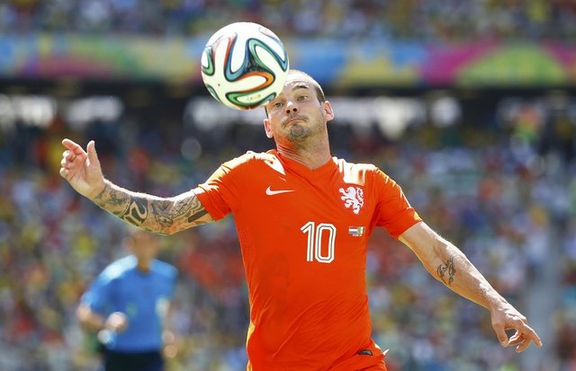 -  - Hamzaoğlu eleştirisine, "G.Saray'da, Hollanda'da oynadığı kadar koşuyor mu acaba? Burada adam kovalıyor, basıyor, pres yapıyor. G.Saray'da - sadece ayağına top geldiğinde oynuyor. Bunları da düşünmek lazım. Her şey bu kadar basit değil" diye devam etti