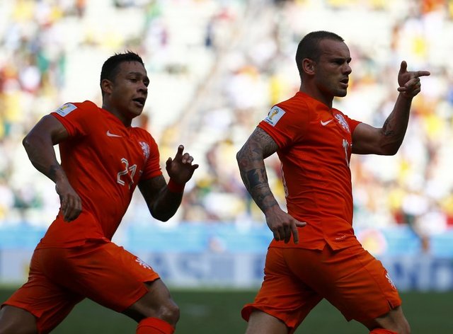 - Karşılaşmanın spikeri, Sneijder'ın maç öncesi "Burası G.Saray'dan daha üst bir seviye. Orada bazı oyuncular pas vermeden önce topa 3 kez dokunuyor. Burada genç oyuncular bile topa 1 kez dokunuyor" sözlerini - hatırlattı.