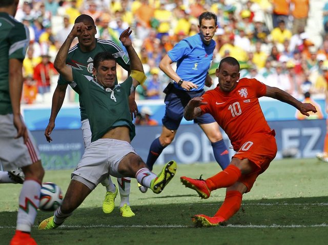 - - Bu adam gerçekten Sneijder'ın oynadığı bir G.Saray maçını izlemiş mi?