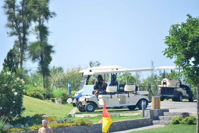Yılmaz ile yabancı olduğu öğrenilen kız arkadaşı daha sonra 'buggy' denilen araçla plajdan uzaklaştı.