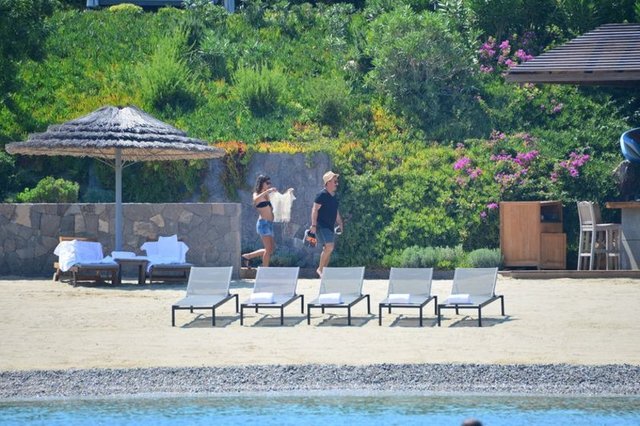 Cem Yılmaz ve birlikte tatil yaptığı kız arkadaşı, geçtiğimiz günlerde PekYakında filminin partisinde de beraber eğlenmişti.