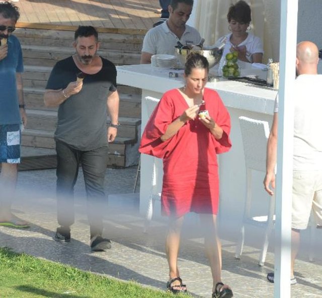 Aralarında Ozan Güven'in de bulunduğu grup Bodrum'da stres atarken, Yılmaz ve Dedeoğlu'nun barışıp barışmadıkları merak konusu olmuştu. -