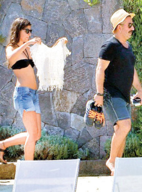 Plajda şezlonga uzanmış kız arkadaşıyla sohbet eden Yılmaz, fotoğraflarının çekildiğini fark edince tedirgin oldu