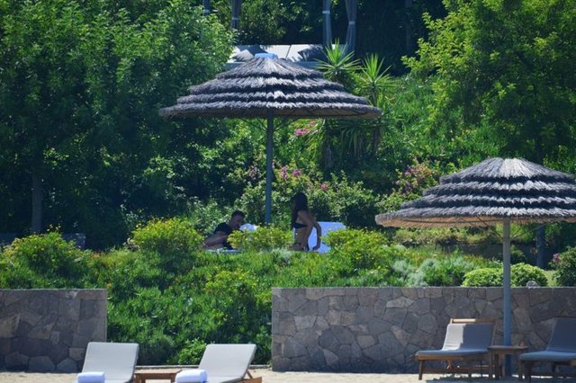 PLAJDAN BUGGY'LE KAÇTILAR  -  - Cem Yılmaz apar topar şezlongdan kalkıp bikinili görüntülenmesin diye kız arkadaşına siper olmaya çalıştı