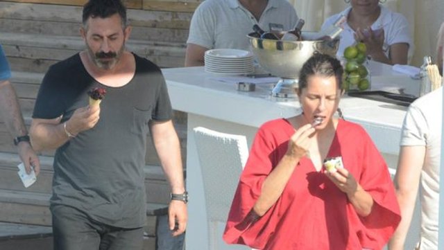 Cem Yılmaz, eski sevgilisi Lal Dedeoğlu'yla Bodrum'da görüntülenmişti.