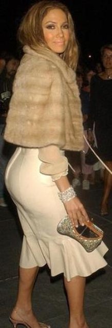 İnternetteki eonline.com sitesinin iddiasına göre Jennifer Lopez'in "ünlü" kalçası gitgide küçülüyor.