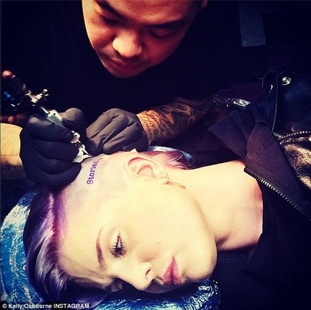 Osbourne ailesinin bu dövmeye ne tepki vereceği merak konusu oldu.