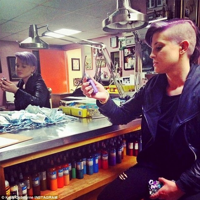 Stories yazan dövmesinin fotoğrafını hayranlarıyla paylaşan genç kadın altına;'Üzgünüm anne ve baba ama çok sevdim' yazdı.