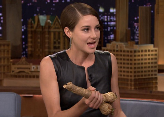 Jimmy Fallon şova katılan Shailene Woodley, elindekinin neye benzediğinden habersiz...