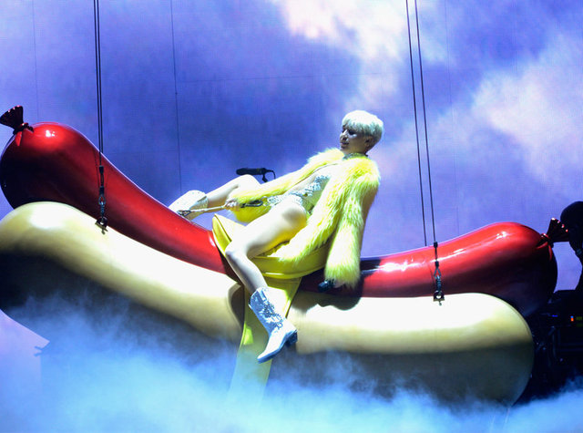 Miley Cyrus'un sosisli sahne şovu, şarkıcının karizmasını yerle bir etmiş...