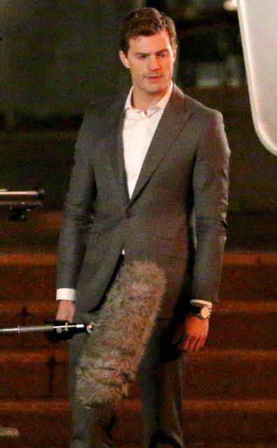 Jamie Dornan kırmızı halıda tüm karizmasıyla yürürken önünde duran şeyi nasıl fark edebilirdi ki?