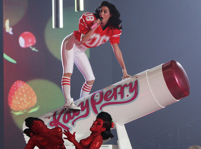 Şarkıcı Katy Perry sahnede kaş yapayım derken göz çıkarmış!