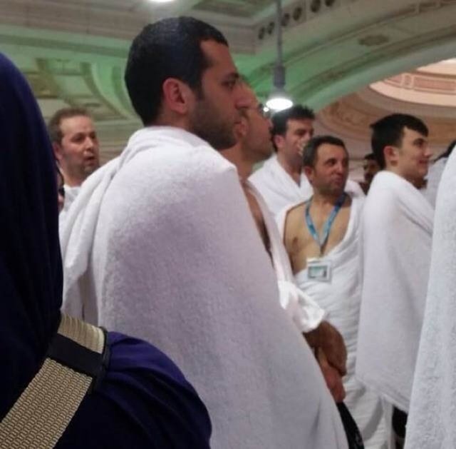 Umre'de ibadetini yerine getiren yakışıklı oyuncuyu, hayranları böyle görüntüledi.