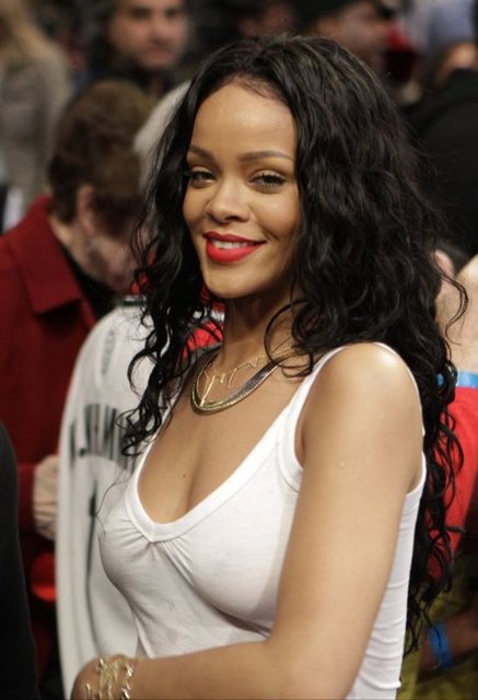 8. Rihanna (48 milyon dolar)