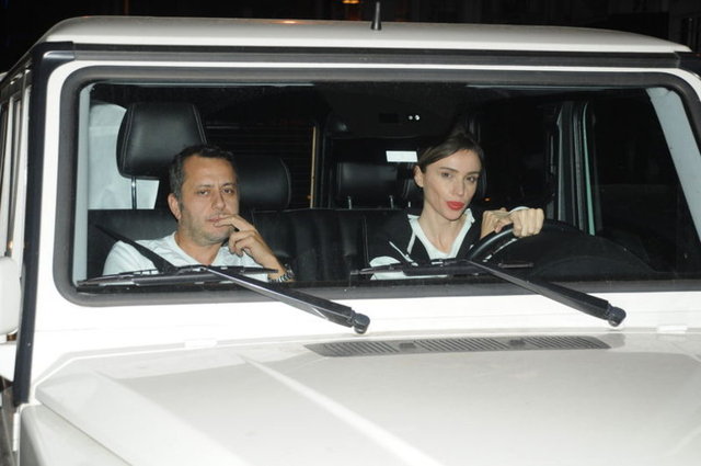 İkili Yeşilköy'deki Atatürk Havalimanı'nda görülürken Gülşen'in parmağındaki alyans dikkat çekti.