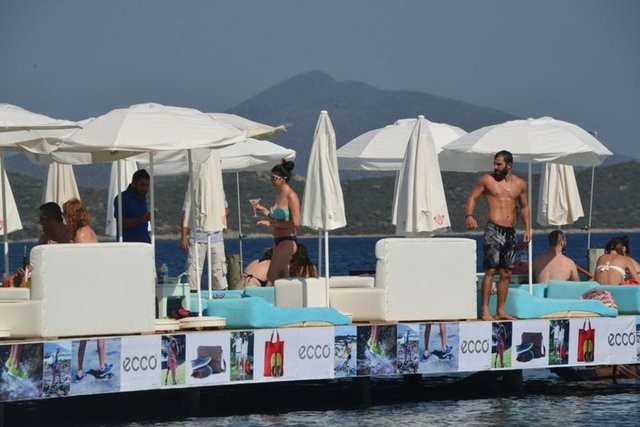 Ortakent'te güneşlenip bol bol yüzen Turabi, muhabirlerin "Gelecekteki hayaliniz nedir?" sorusuna, "Muhteşem Yüzyıl'da oynamak isterim" yanıtını verince gülüşmelere neden oldu.