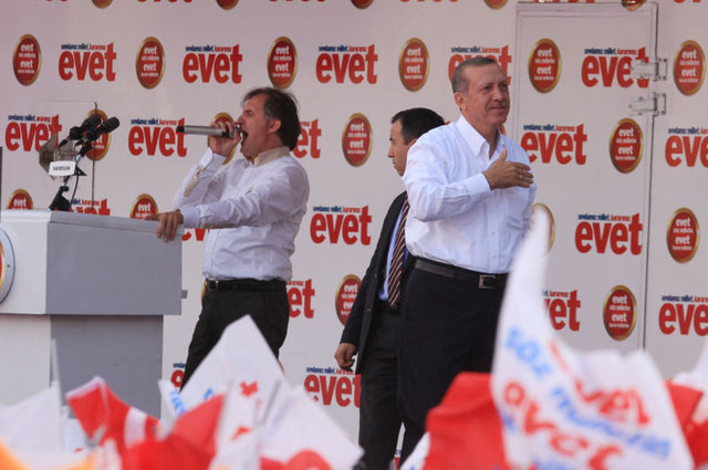 Törende Başbakan Erdoğan'ın miting ve programlarının değişmez yüzü Orhan Karakurt önce genel başkanvekili olarak Mehmet Ali Şahin'i anons edecek ve Şahin Cumhurbaşkanı adayı olarak Erdoğan'ı anons edecek.