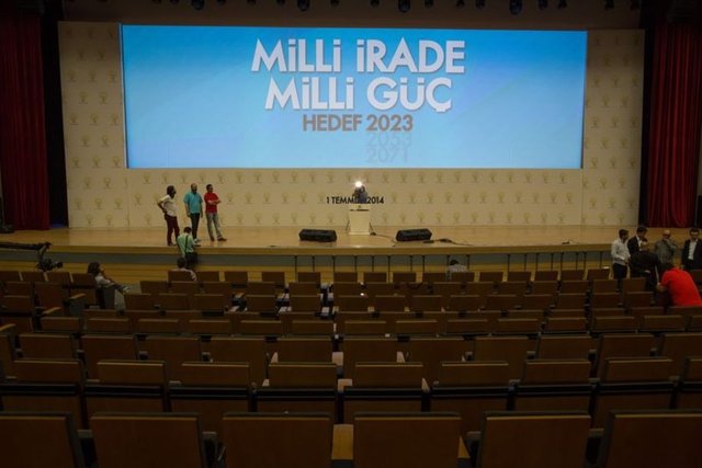 Ancak AK Parti ilk kez halk tarafından seçilecek Cumhurbaşkanı için ilkleri barındıran bir tören hazırladı.