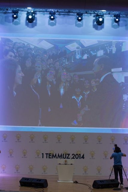 Bugüne kadar led teknolojisiyle dev ekranlar kurulan toplantılardan farklı olarak bu törende ilk kez Watchout denilen perde sistemi kullanılacak.