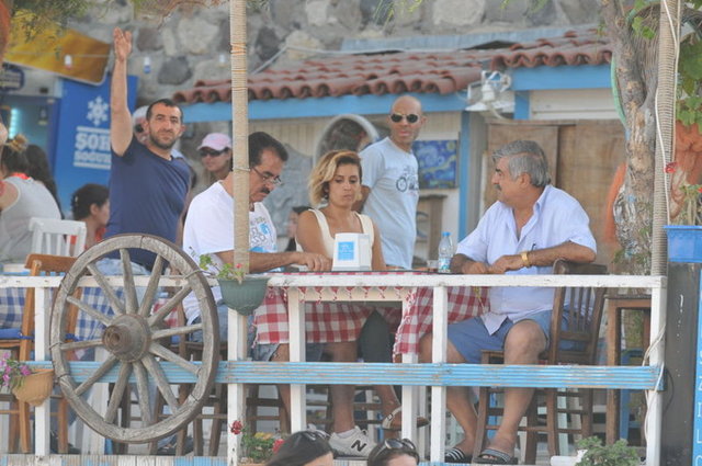 Tatlıses, fizyoterapistini bir an olsun yanından ayırmıyor.