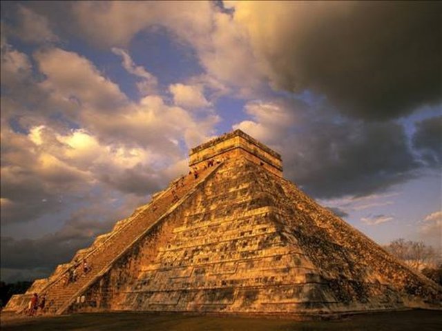 Chichen Itza: Chichen Itza bir Maya kelimesi. Meksika'nın en büyük arkeolojik alanlarından biri ve dünyanın yedi harikalarından biri olarak gösteriliyor.