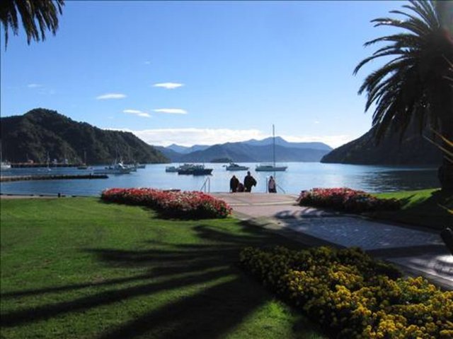 Güney Adası: Yeni Zelanda'nın Güney Adası'nda bol bol açık alan bulunuyor. Ada muazzam fiordları, büyük sahil ormanları, altın sarısı plajları ve geniş ovalarıyla meşhur.