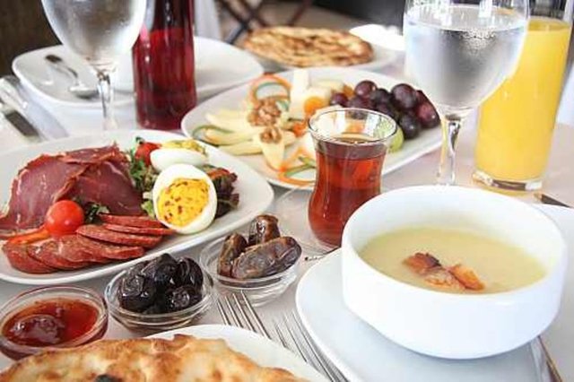 İftariyelikler genelde yüksek yağ içerir bu sebeple her gün tek bir seçim yapın örneğin bir gün tereyağı- bal diğer gün 2 -3 dilim sucuk diğer gün peynir- zeytin gibi