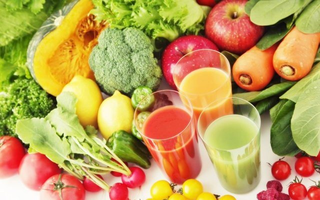 Çiğ sebze ve meyve gibi düşük kalorili ve lifli besinlere ağırlık vermeye çalışın.