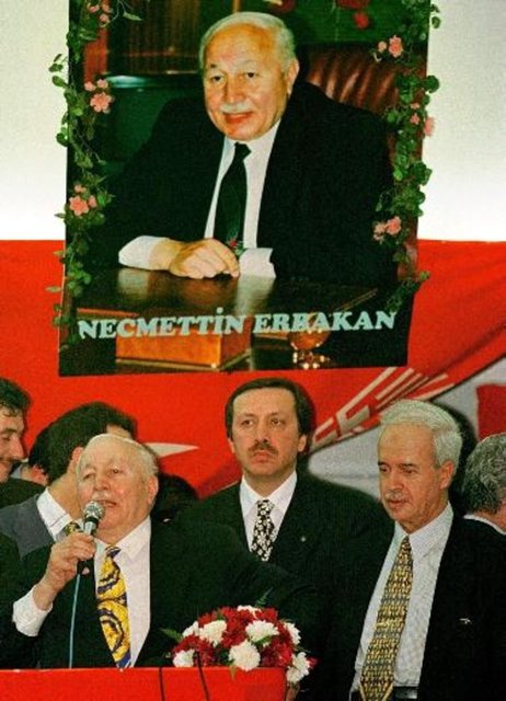 12 Eylül 1980 ihtilalinden sonra 1983 yılında kurulan Refah Partisi ile siyasi hayatı tekrar başlamış oldu. 1984 yılında Beyoğlu İlçe Başkanı, 1985 yılında da İl Başkanı ve M.K.Y.K üyesi seçildi.