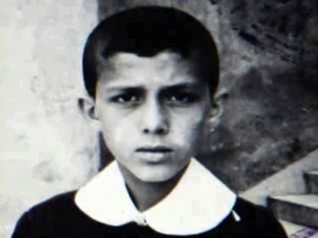 Hayatının önemli bir bölümü İstanbul'un en eski yerleşim yerlerinden biri olan Kasımpaşa'da geçti. İlkokulu Piyale Paşa İlkokulu'nda okudu. 1965 yılında Piyale Paşa İlkokulu'nu bitirip, İstanbul İmam Hatip Okulu'na başladı.  -