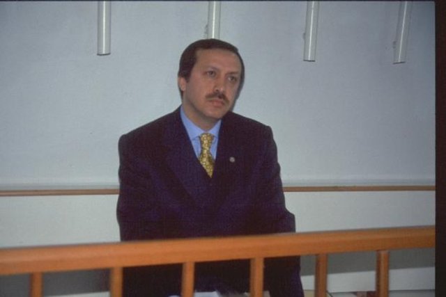 Ancak 12 Aralık 1997'de, Siirt'te düzenlenen mitingde okuduğu bir şiir, siyasi hayatını sekteye uğrattı; Hakkında dava açıldı. Diyarbakır Devlet Güvenlik Mahkemesi'nde gerçekleşen yargılama sonucunda, TCK'nın 312. maddesinden ceza aldı.