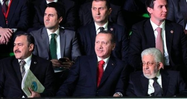 Recai Kutan, milli görüşçüler ile birlikte Saadet Partisini kurarken, Recep Tayyip Erdoğan başkanlığındaki yenilikçiler 14 Ağustos 2001 tarihinde Adalet ve Kalkınma Partisi (A.K.P.)'yi kurdular.