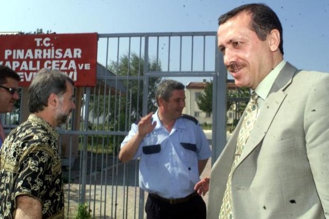 Dört ay hapis cezasına çarptırılan Erdoğan, bu cezayı 1999 yılında Pınarhisar cezaevinde geçirdi. 24 Temmuz 1999 günü cezasını tamamlayarak, tahliye oldu.