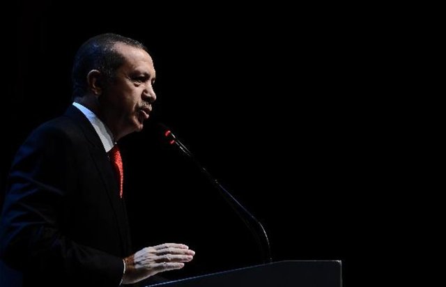 Adalet ve Kalkınma Partisi'nin ilk genel kongresinde Erdoğan başkan seçildi. A.K.P., 3 Kasım 2002 tarihinde yapılan genel seçimlerde %34.29 oy alarak birinci oldu.
