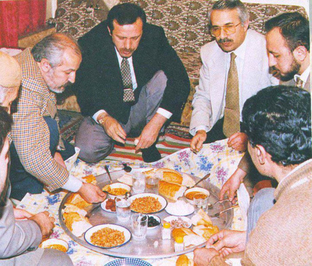 Fazilet Partisi'nin Anayasa Mahkemesi tarafından kapatılması üzerine, parti içindeki iki farklı görüşü oluşturan milli görüşçüler ve yenilikçiler hareketleri kendi partilerini kurdular. -