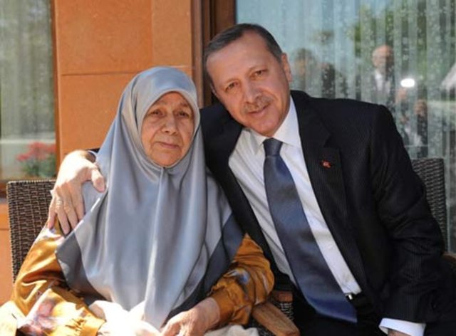 Babası Ahmet Erdoğan, annesi ise Tenzile Erdoğan'dı. Babası, deniz yollarında kıyı kaptanı olarak çalışırdı. Babası Ahmet Erdoğan ailesiyle birlikte 13 yaşında Rize'nin Güneysu ilçesinden İstanbul'a göç ettiğinde Kasımpaşa semtine yerleşmişlerdir.