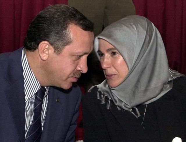 1977 yılında bir konferans münasebetiyle tanıştığı Emine Hanım'la 4 Temmuz 1978'de evlendi. Evliliklerinden 2 erkek, 2 kız olmak üzere 4 çocukları oldu. (Ahmet Burak, Necmeddin Bilal, Esra ve Sümeyye.)