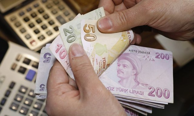 Buna göre, en fazla kurumlar vergisi ödeyen ilk 10 şirketten 7'sini bankalar oluştururken, diğer 3 şirket telekomünikasyon, otomotiv-lastik ve yan sanayi ile perakende sektöründe faaliyet gösterenler oldu. -  - İŞTE EN ÇOK VERGİ ÖDEYEN ŞİRKETLER!