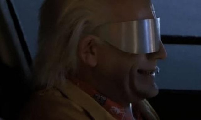 Ne bekliyorduk? -  Dr. Emmett Brown, araç kullanırken 2015 yılının modası olan bu nanogözlükleri giyiyordu.