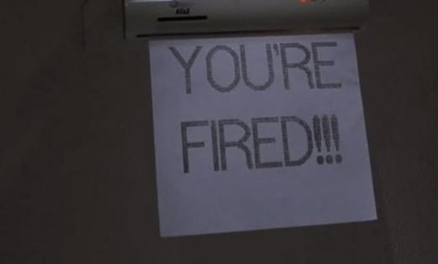 Marty McFly`ın patronuyla atışması ve kovulma sahnesi de filmin unutulmaz sahneleri arasında. Marty kovulduğunu mesaj olarak yazıcıdan çıkan kağıtla görüyordu.