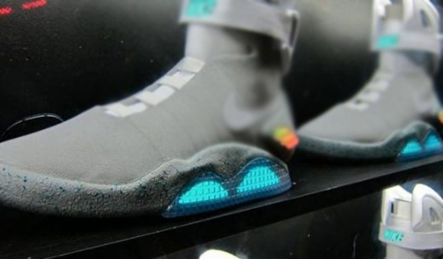 Ne bekliyorduk? -  2015 yılına zaman makinesiyle ulaşan Marty`nin ayakkabasının bağcıkları otomatik olarak bağlanıyordu ve ayağın büyüklüğüne göre kendini optimize edebiliyordu.