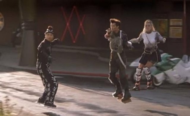 Ne bekliyorduk ? -  - Filmde gelecekte Hoverboard denilen uçan kaykaylar dikkat çekiyordu. -