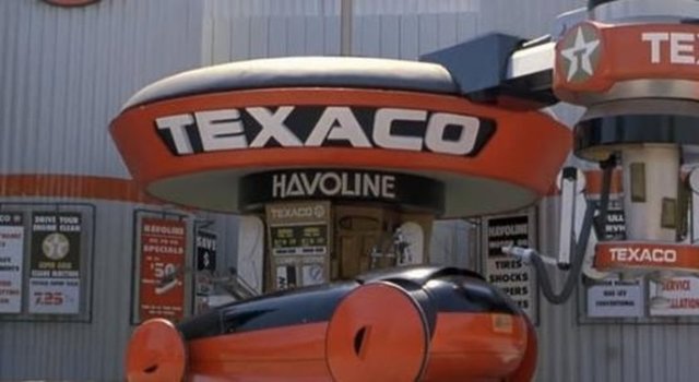 Filmde 2015 yılında benzin istasyonuna giren nanoteknolojik araçların herhangi bir insan yardımı olmadan benzin alabildiği görülüyor.