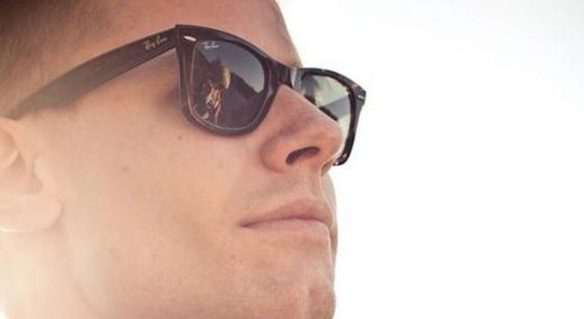 Ne oldu? - Oysa bugün için Google Glass`ı saymazsak araç kullanırken çoğumuz güneş gözlüğüyle idare ediyoruz.