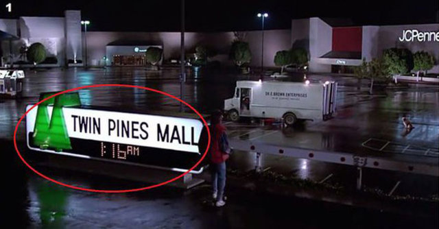 Marty de gidiyor tabii. Mekanın adı Twin Pines Mall, yani "İkiz Çam Alışveriş Merkezi".