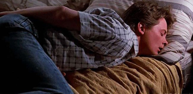 İlk filmin başlarında Doktor Marty'yi geceyarısı arayıp uyandırıyor, zaman yolculuğu deneyinin yapılacağı alışveriş merkezine çağırıyor.