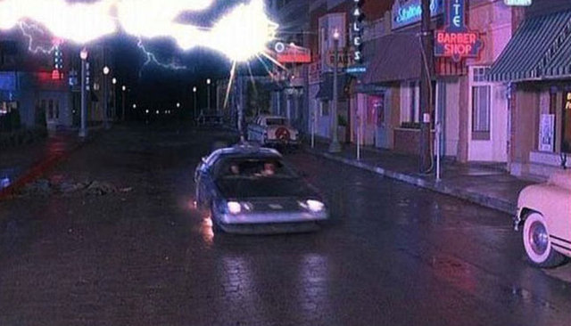 Filmin devamında Marty de geldiği yıla dönüyor.  Doktor'u öldürüldüğü yere yani alışveriş merkezine gidiyor.