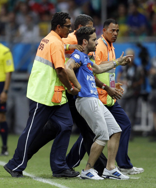 Belçika Milli Takımı'nın yıldız oyuncusu Eden Hazard'ın yanına gelerek tokalaştı.